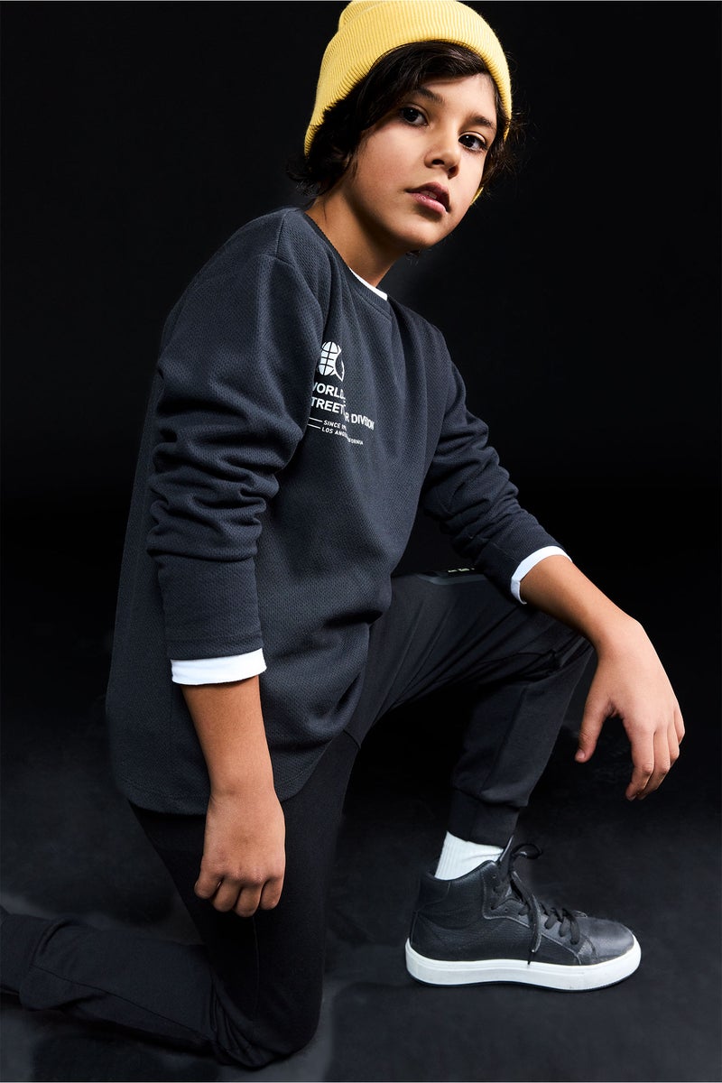 ديفاكتو تيشيرت ولادي كم طويل مطبوع قصة عادية برقبة مستديرة - Image 1